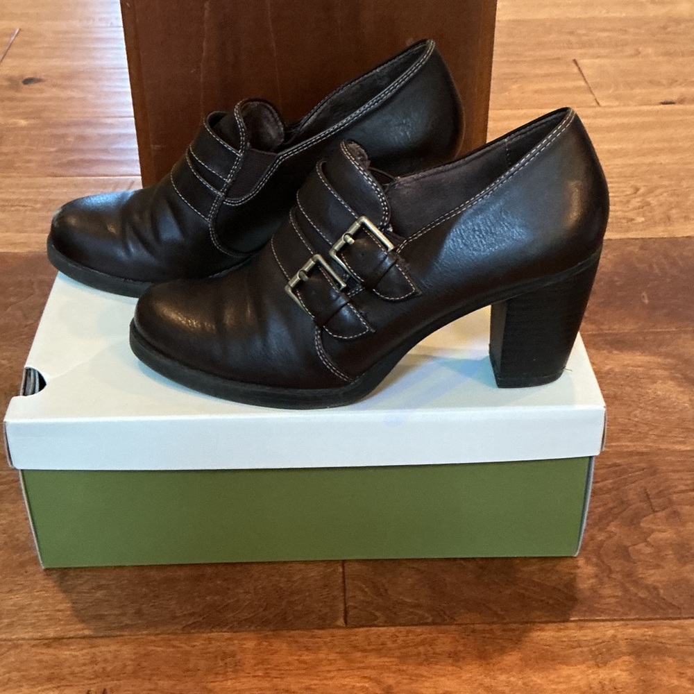 Natural Soul Black Leather Buckle Heels